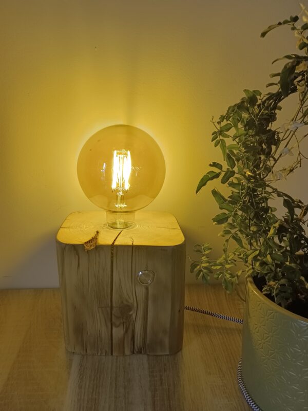 Lampe cube en lumière